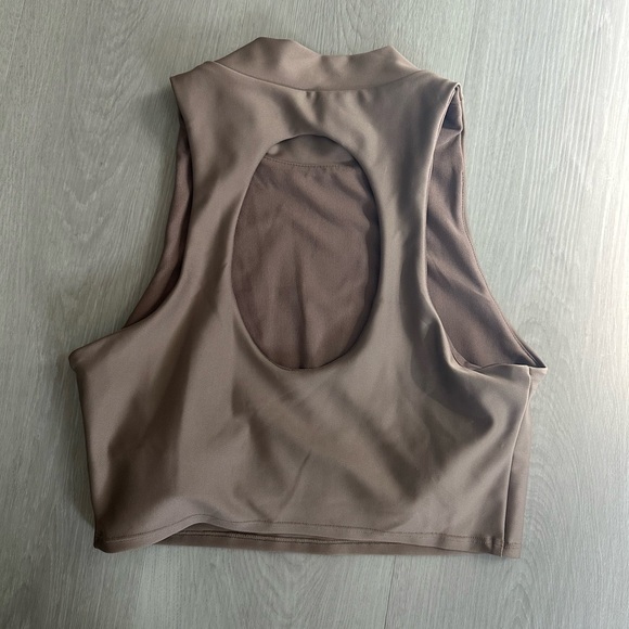 ALO YOGA AIRLIFT FUSE BRA TANK in color Taupe size M - Picture 2 of 2